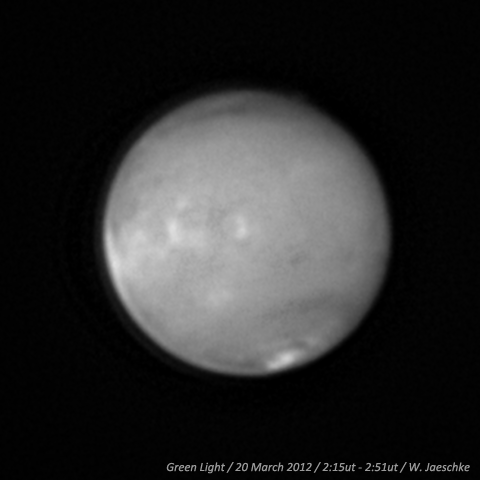 Une animation montre l'apparition d'une étonnante formation sur le limbe de Mars (en haut à droite) le 20 mars 2011. Crédit : W. Jaeschke