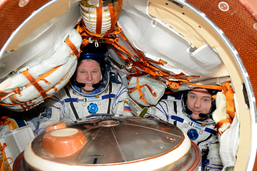 Thomas Pesquet et Oleg Novitsky dans le Soyouz, avant leur retour sur Terre. © ESA