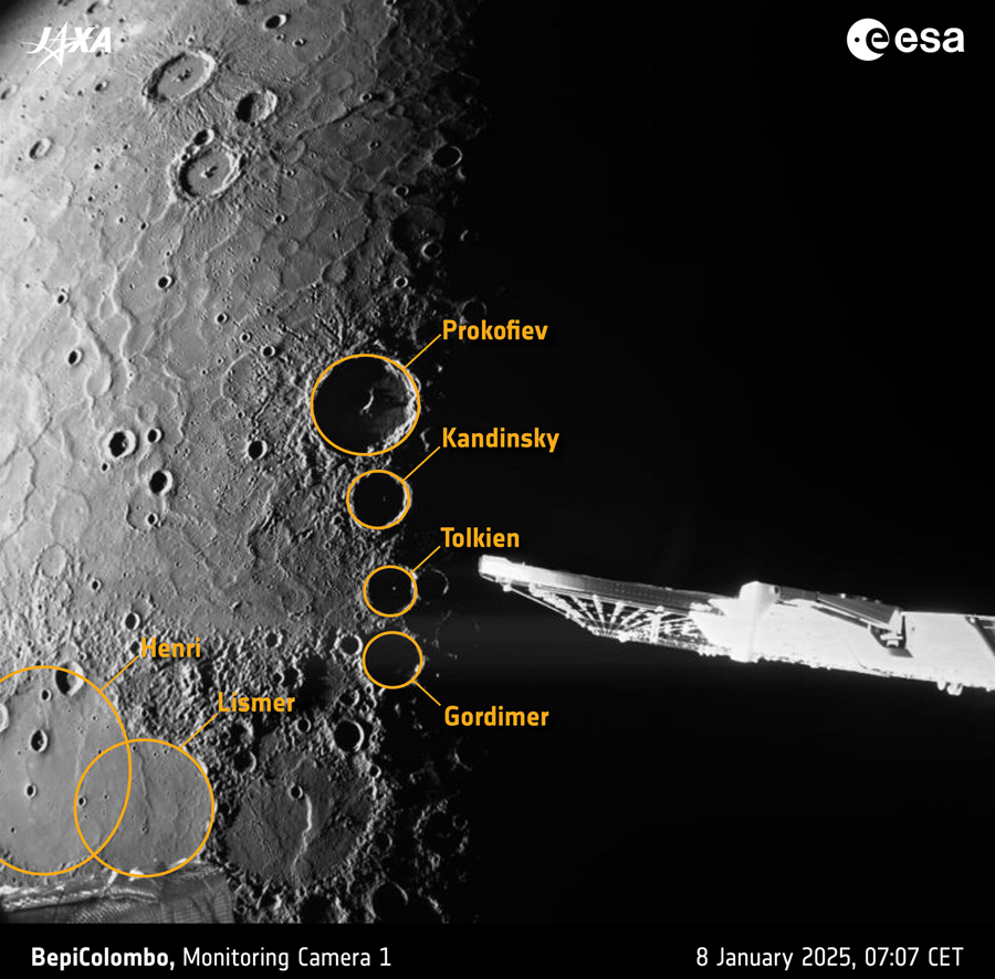 L’une des images prises par Bepi-Colombo lors de son survol de Mercure, le 8 janvier 2025. Au premier plan à droite, le bout d’un des panneaux solaires de la sonde. © ESA/Jaxa